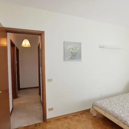 De Chi E De La * Σέστρι Λεβάντε